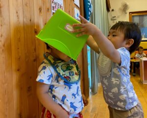 【うさぎ組　お部屋遊びの様子】